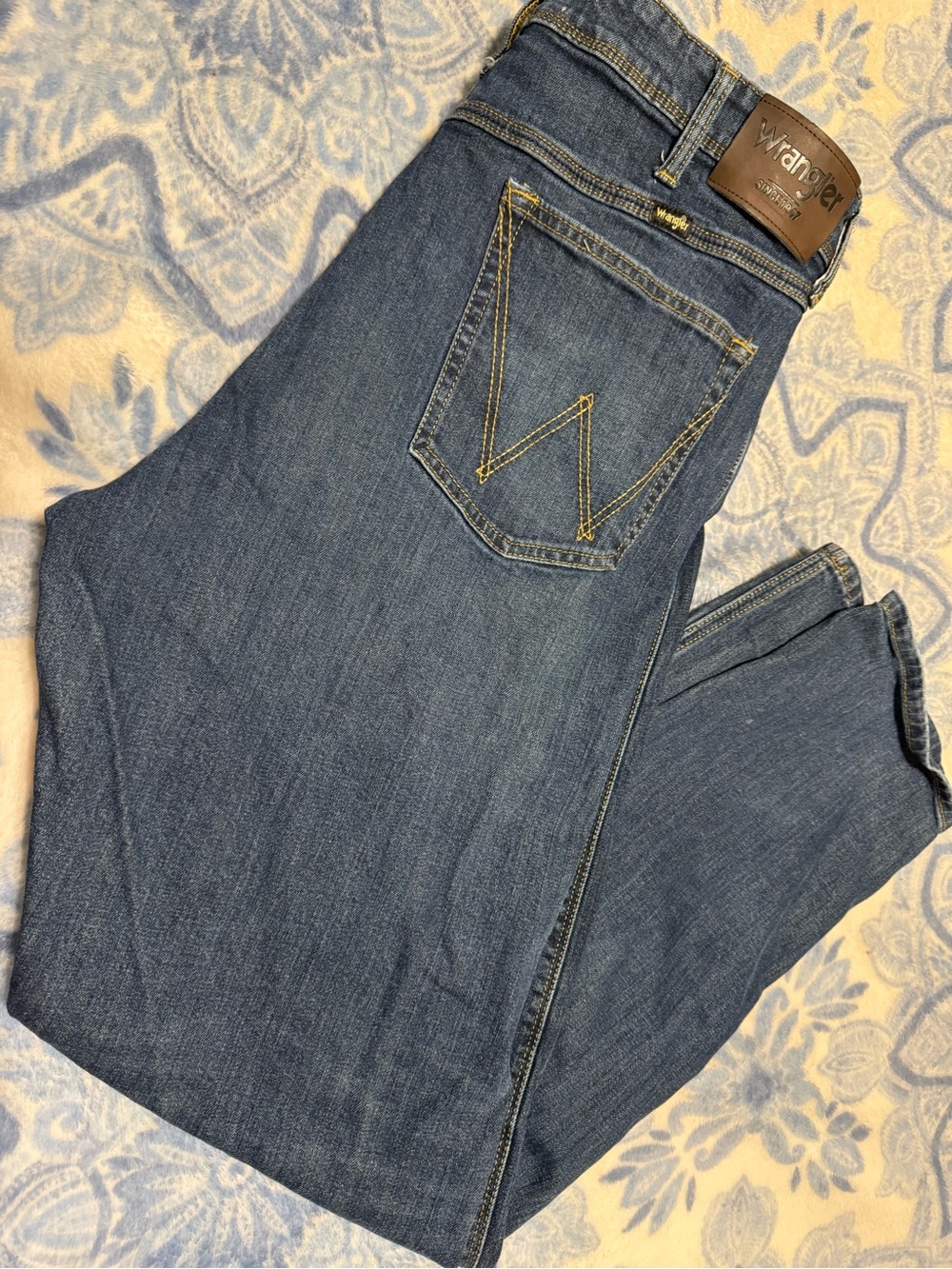 Wrangler Men's Reg Fit Jeans in Medium Blue Denim size 38/32